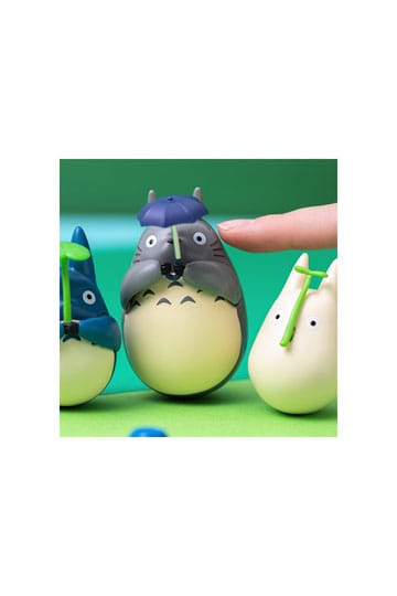 Min nabo Totoro - Big Totoro with leaf - Tumling Figur (Forudbestilling)